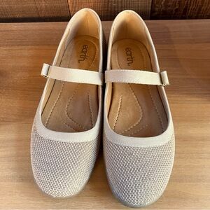 Earth (Women’s 10W) Lorali Round Toe Adjustable Strap Mary Jane Shoe Flat